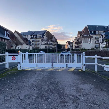 Charmant Studio Front De Mer Cabourg Exterior photo
