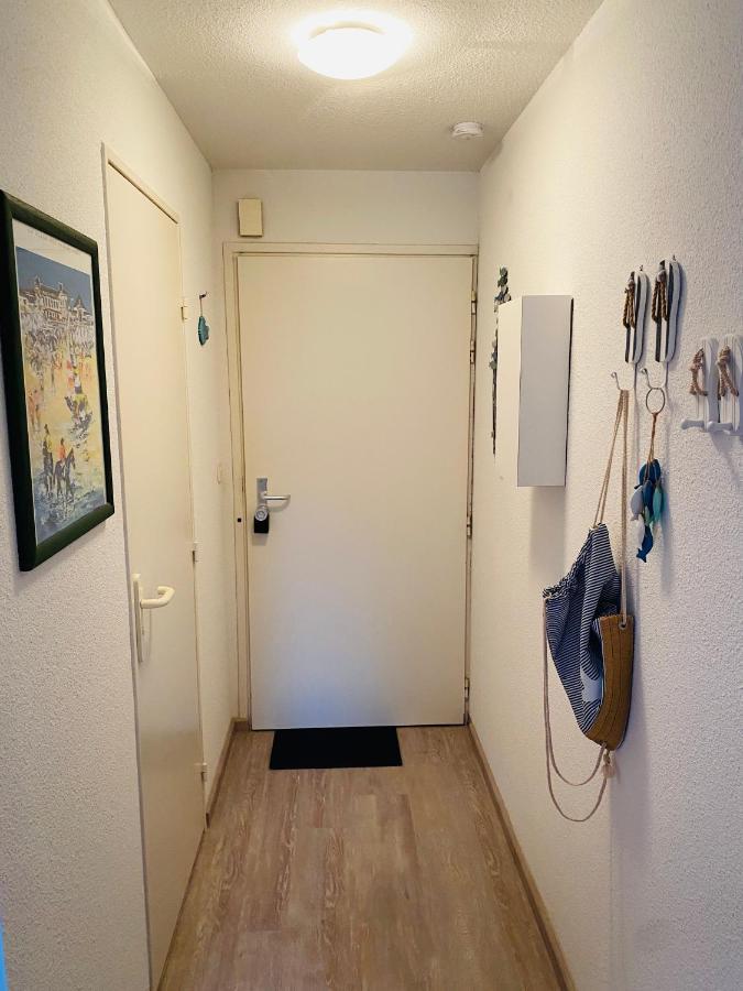 Apartment Front De